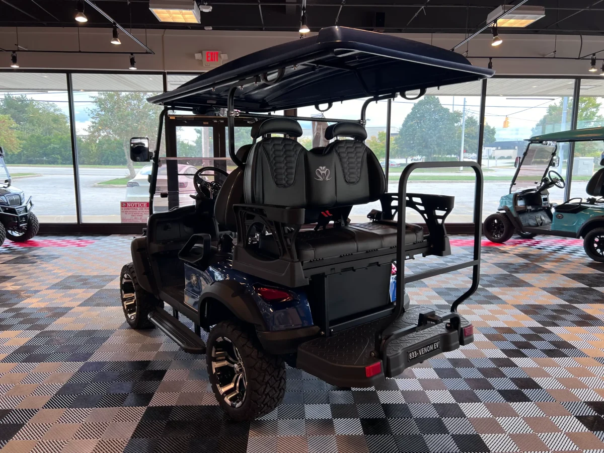 4 person golf cart with bag holder Painesville township ohio